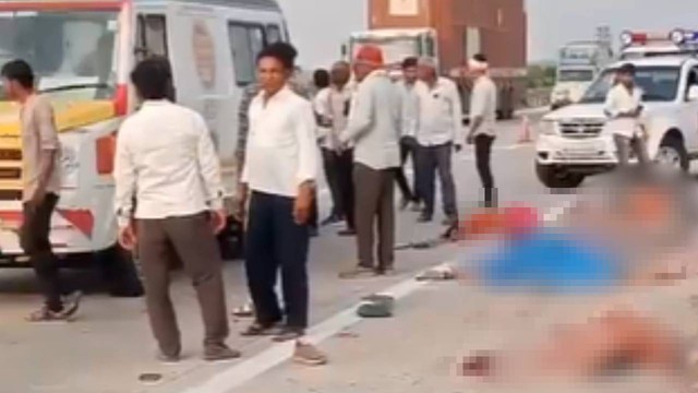 Xe tải đ&acirc;m tr&uacute;ng xe chở h&agrave;ng, 8 nữ c&ocirc;ng nh&acirc;n tử vong thương t&acirc;m - Ảnh 1.