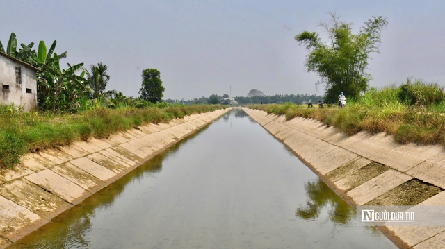 D&acirc;n sống bất an b&ecirc;n d&ograve;ng k&ecirc;nh &ldquo;trắng&rdquo; hộ lan- Ảnh 2.