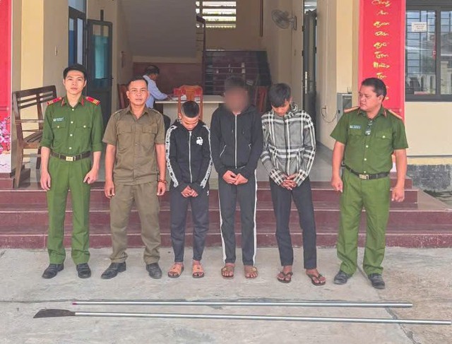  Ba thanh ni&ecirc;n 18 tuổi bị triệu tập v&igrave; lạng l&aacute;ch, "m&uacute;a dao" ph&oacute;ng lợn tr&ecirc;n đường- Ảnh 1.