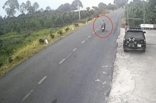B&eacute; trai đ&aacute; b&oacute;ng ra đường khiến người đi xe m&aacute;y tử vong - Ảnh 1.