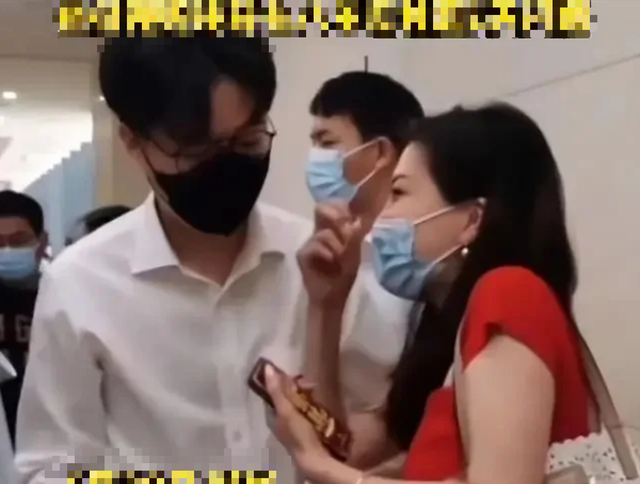 Gặp lại nhau sau 8 năm kể từ lần xem mắt, cặp đ&ocirc;i liền đưa nhau đi đăng k&yacute; kết h&ocirc;n ngay - Ảnh 1.