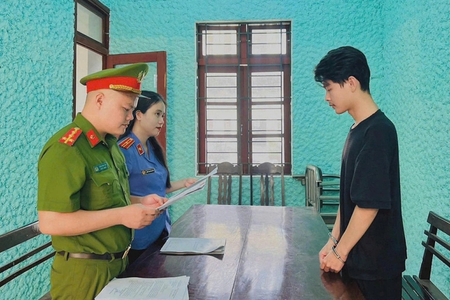 Mượn 4 xe m&aacute;y rồi mang đi cầm cố, 2 mẹ con bị khởi tố - Ảnh 1.