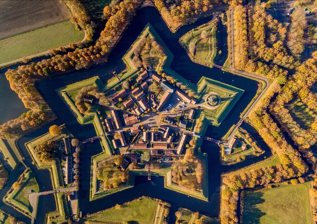 Khung cảnh y&ecirc;n b&igrave;nh ở ng&ocirc;i l&agrave;ng độc đ&aacute;o, c&oacute; tuổi đời h&agrave;ng trăm năm - Ảnh 1.