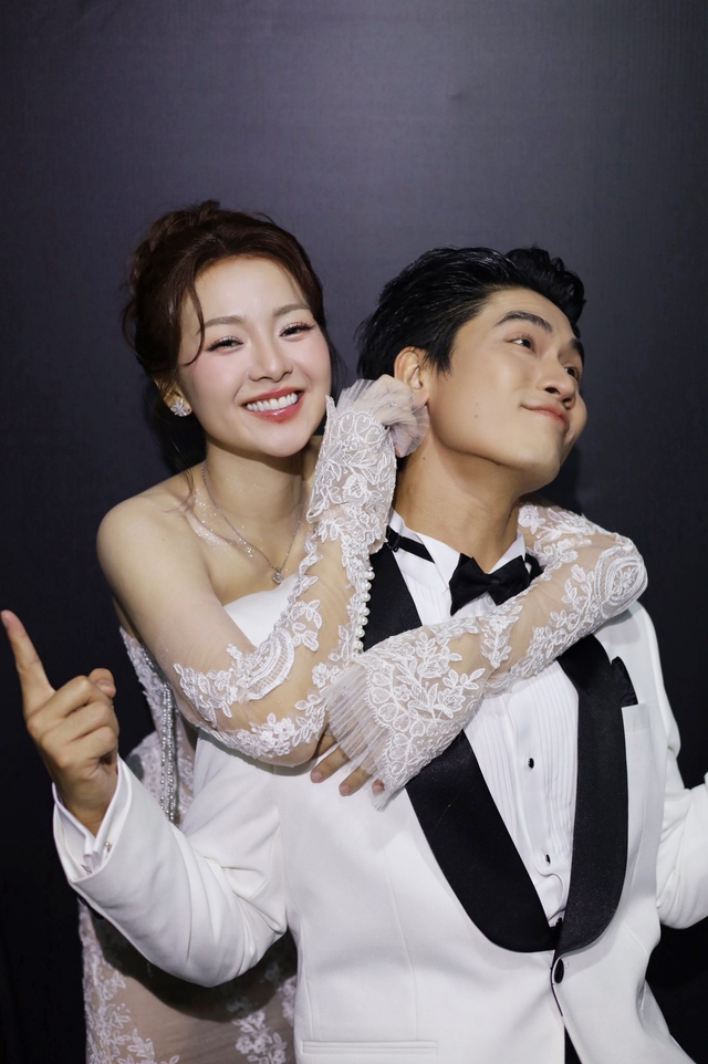 Nhan sắc y&ecirc;u kiều vạn người m&ecirc; đắm của "c&ocirc; d&acirc;u đẹp nhất Việt Nam hiện tại" - Ảnh 4.