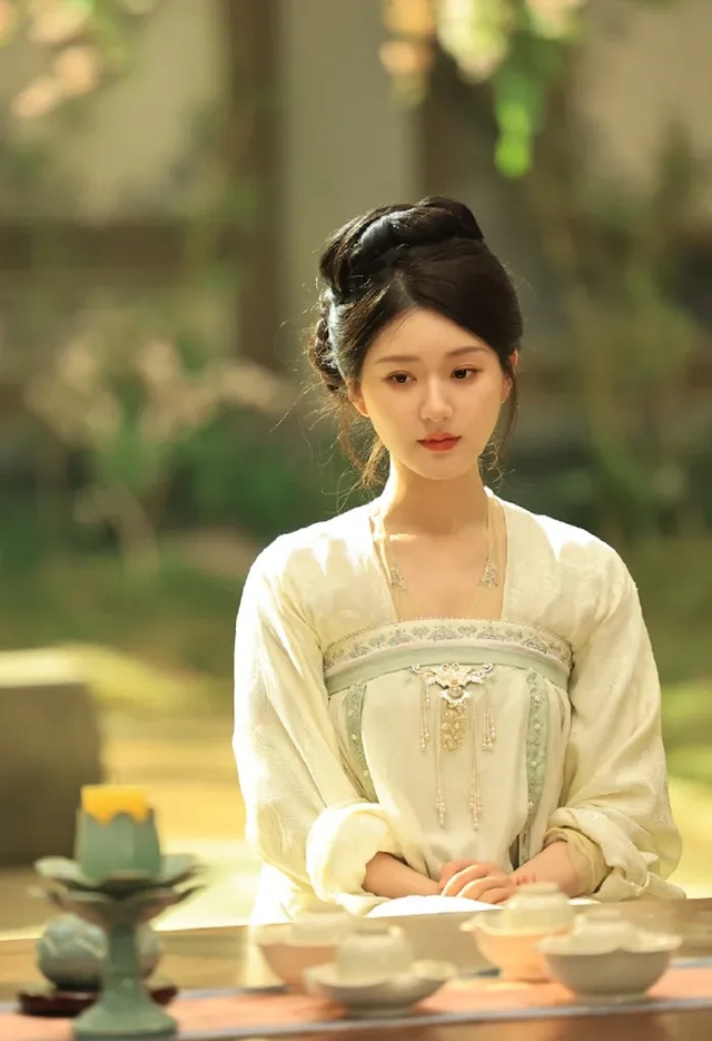 "Nữ thần thanh xu&acirc;n" Triệu Lộ Tư h&oacute;a c&ocirc;ng ch&uacute;a khiến netizen "đứng ngồi kh&ocirc;ng y&ecirc;n" - Ảnh 4.