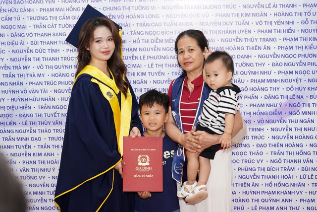Khoảnh khắc tốt nghiệp: Người được gia đ&igrave;nh kề b&ecirc;n, người lặng lẽ tự m&igrave;nh đ&oacute;n nhận - Ảnh 1.