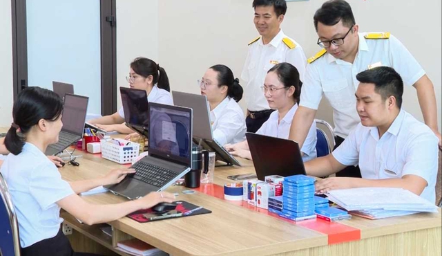 Quảng Ninh: R&uacute;t ngắn thời gian giải quyết thủ tục h&agrave;nh ch&iacute;nh nhờ ph&acirc;n cấp, ủy quyền- Ảnh 3.