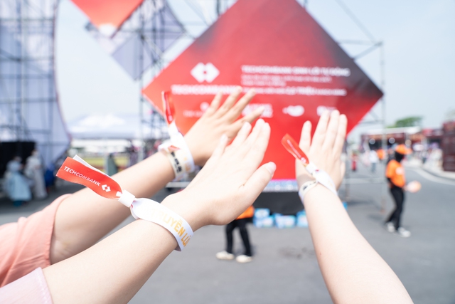 Kim chủ quốc d&acirc;n Techcombank chiều &ldquo;Gai Con&rdquo; hết mực, xoa dịu hội chứng hậu concert - Ảnh 1.