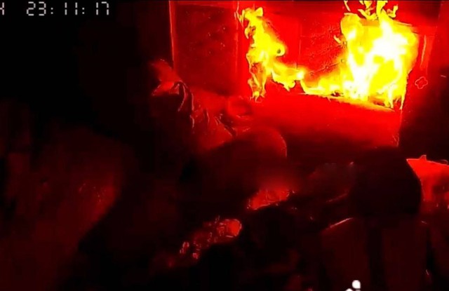 Sạc dự ph&ograve;ng bất ngờ ph&aacute;t nổ, mẹ vội &ocirc;m con bỏ chạy - Ảnh 1.