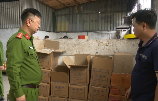 Bắt 2 mẹ con pha axit acetic với nước m&aacute;y để l&agrave;m dấm giả - Ảnh 1.