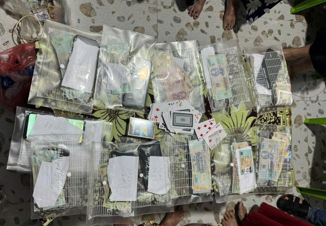 Bắt quả tang 11 đối tượng tụ tập đ&aacute;nh bạc bằng h&igrave;nh thức "binh 13 l&aacute;"- Ảnh 2.