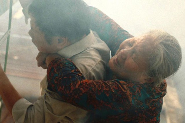 NSƯT L&ecirc; Thiện g&acirc;y bất ngờ khi đu d&acirc;y tr&ecirc;n cao, đ&oacute;ng cảnh mạo hiểm ở tuổi 81 - Ảnh 2.