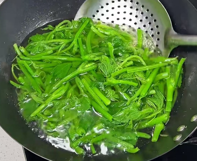 Loại rau bổ dưỡng chẳng k&eacute;m "nh&acirc;n s&acirc;m", ở qu&ecirc; mọc um t&ugrave;m - Ảnh 2.