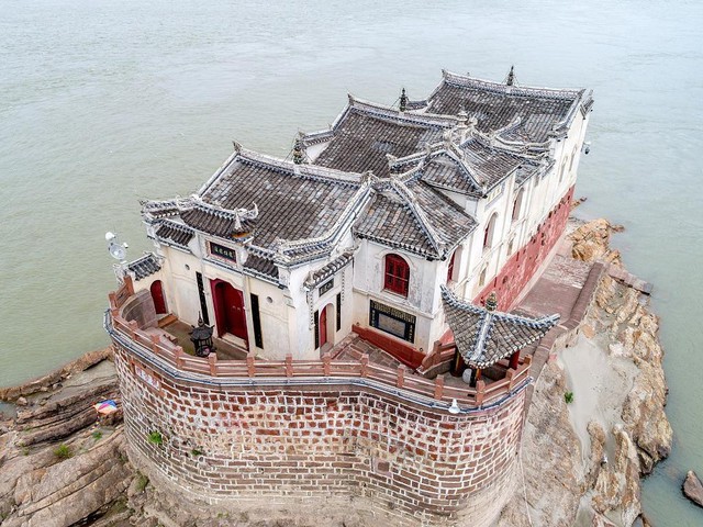 Kỳ lạ ng&ocirc;i ch&ugrave;a hơn 700 năm giữa s&ocirc;ng Trường Giang, bất chấp đại hồng thủy- Ảnh 4.
