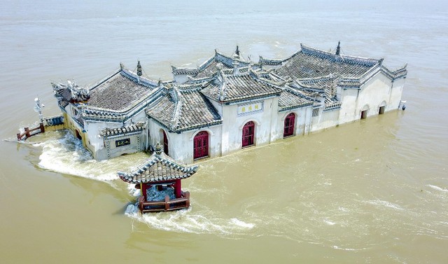 Kỳ lạ ng&ocirc;i ch&ugrave;a hơn 700 năm giữa s&ocirc;ng Trường Giang, bất chấp đại hồng thủy- Ảnh 2.