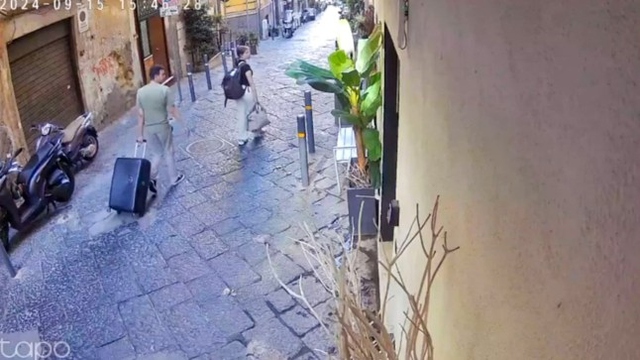 Đang đi bộ, c&ocirc; g&aacute;i tử vong khi bị bức tượng rơi tr&uacute;ng đầu - Ảnh 1.