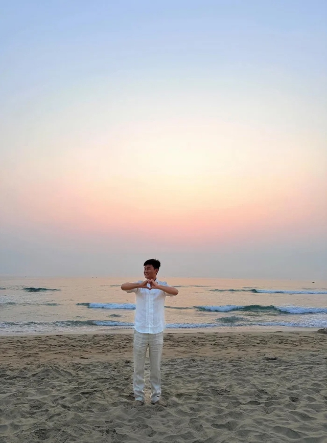 H&ograve;a Minzy bất ngờ khoe khoảnh khắc ngọt ng&agrave;o b&ecirc;n Đại &uacute;y Thăng Văn Cương - Ảnh 4.