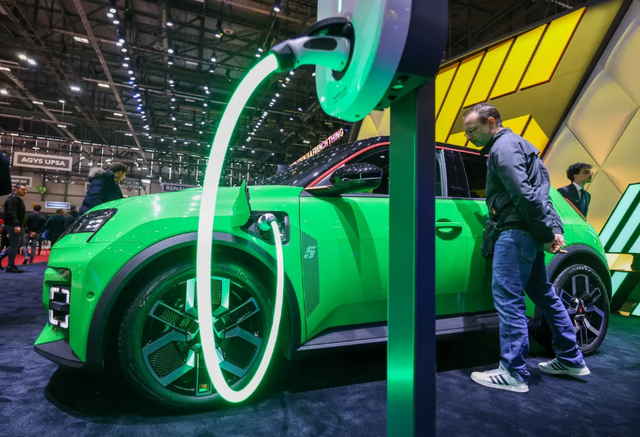 Xe điện &ldquo;l&ecirc;n ng&ocirc;i&rdquo; ở ch&acirc;u &Acirc;u trong bối cảnh xung đột Iran- Ảnh 1.