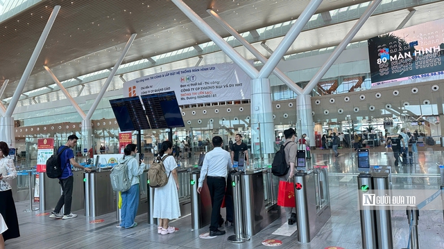 Cảng HKQT T&acirc;n Sơn Nhất khuyến c&aacute;o h&agrave;nh kh&aacute;ch l&agrave;m thủ tục sớm, hoặc online dịp lễ 30/4 &ndash; 1/5   - Ảnh 3.