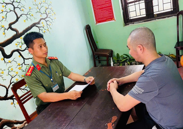 Đối tượng trong nh&oacute;m lừa đảo livestream đổ thạch ra đầu th&uacute;- Ảnh 1.