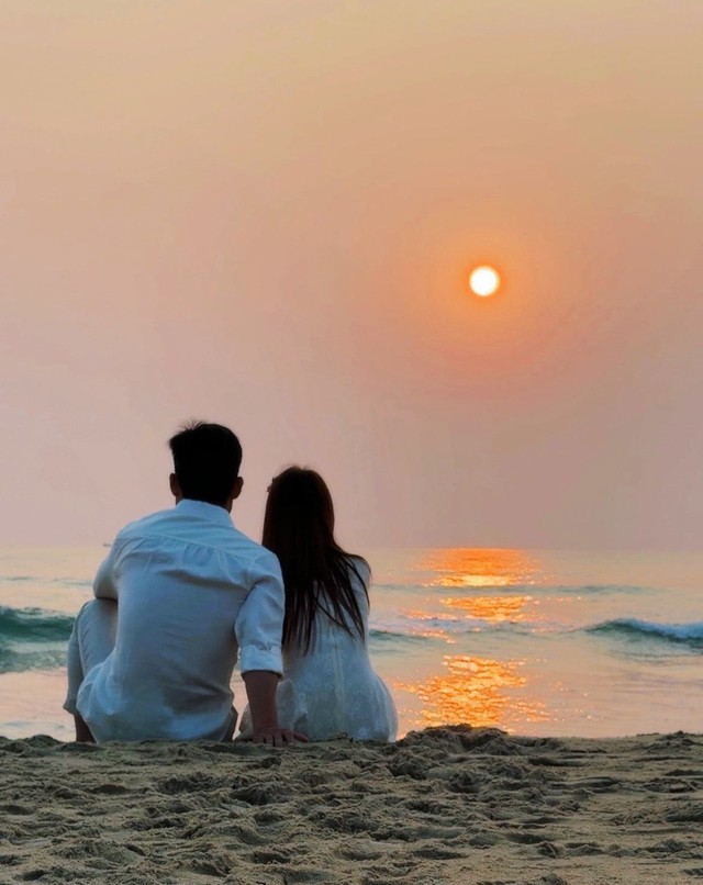 H&ograve;a Minzy bất ngờ khoe khoảnh khắc ngọt ng&agrave;o b&ecirc;n Đại &uacute;y Thăng Văn Cương - Ảnh 1.