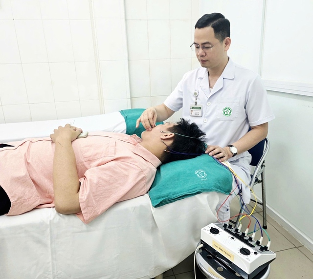 Ng&acirc;m bể sục rồi ngủ điều h&ograve;a, nam sinh liệt mặt sau một đ&ecirc;m - Ảnh 1.