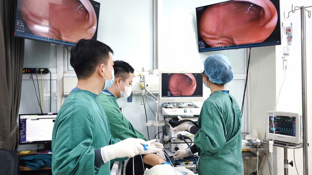 Người đ&agrave;n &ocirc;ng nhập viện cấp cứu sau khi ăn m&oacute;n ngan luộc - Ảnh 1.