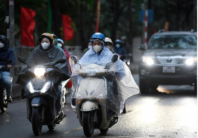 Dự b&aacute;o thời tiết 25/4: Miền Bắc đ&oacute;n kh&ocirc;ng kh&iacute; lạnh dị thường, nguy cơ d&ocirc;ng lốc, mưa đ&aacute; k&egrave;m gi&oacute; giật - Ảnh 1.