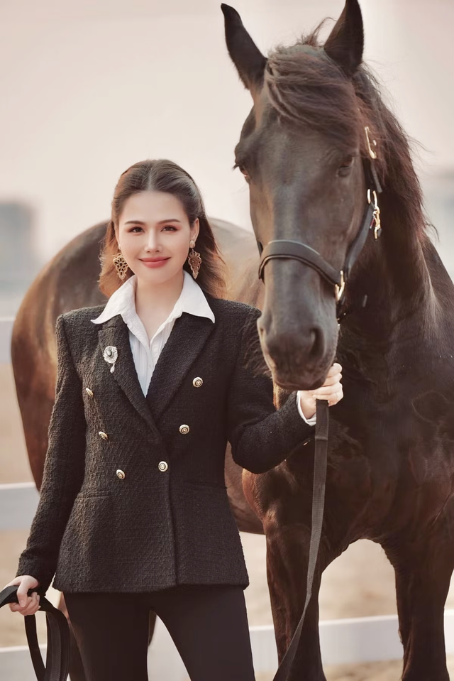 Cuộc sống k&iacute;n tiếng của "phu nh&acirc;n h&agrave;o m&ocirc;n", l&agrave; mẹ của 2 con, sắc v&oacute;c thăng hạng tuổi U40 - Ảnh 12.