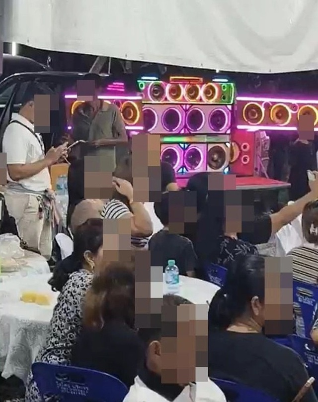 Gia đ&igrave;nh thu&ecirc; vũ c&ocirc;ng nhảy m&uacute;a trong đ&aacute;m tang của người đ&agrave;n &ocirc;ng - Ảnh 2.