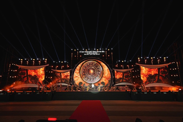 M&agrave;n ph&aacute;o hoa đẹp mắt tại lễ hội khai trương du lịch biển Sầm Sơn 2026- Ảnh 4.