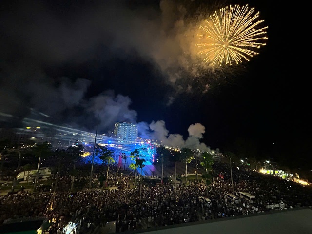 M&agrave;n ph&aacute;o hoa đẹp mắt tại lễ hội khai trương du lịch biển Sầm Sơn 2026- Ảnh 5.