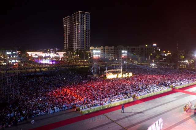 M&agrave;n ph&aacute;o hoa đẹp mắt tại lễ hội khai trương du lịch biển Sầm Sơn 2026- Ảnh 2.