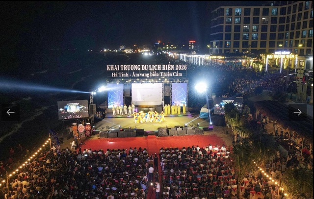 Th&iacute;ch th&uacute; tiết mục d&acirc;n ca V&iacute; Giặm của ch&agrave;ng t&acirc;y trong đ&ecirc;m khai trương du lịch biển H&agrave; Tĩnh- Ảnh 1.