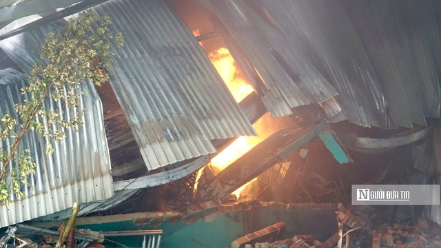 Gia Lai: Ch&aacute;y lớn tại Khu c&ocirc;ng nghiệp Nhơn Hội, h&agrave;ng trăm chiến sĩ tham gia chữa ch&aacute;y- Ảnh 4.