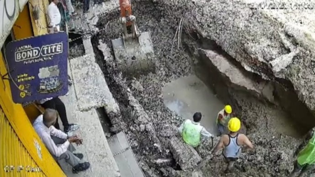 Sửa chữa đường ống nước, nam c&ocirc;ng nh&acirc;n bị tảng đất đ&egrave; tử vong- Ảnh 1.