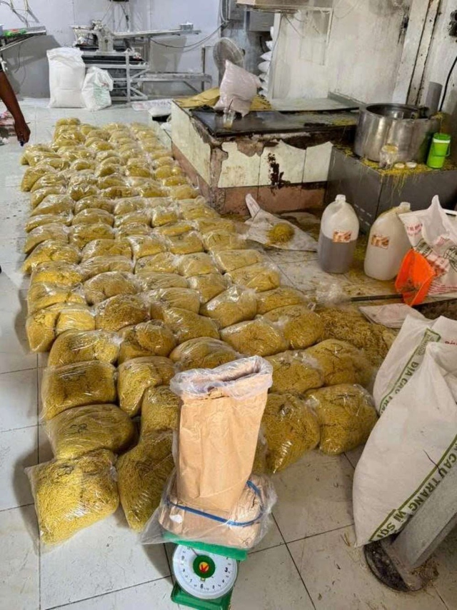 Khởi tố 2 vợ chồng trộn thủy tinh lỏng v&agrave;o m&igrave; tươi, tuồn ra thị trường 2.800 tấn- Ảnh 2.