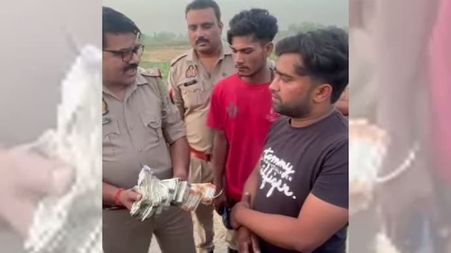 Người d&acirc;n ph&aacute;t hiện tiền mặt rơi rải r&aacute;c khắp đường- Ảnh 1.