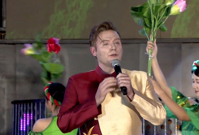 Th&iacute;ch th&uacute; tiết mục d&acirc;n ca V&iacute; Giặm của ch&agrave;ng t&acirc;y trong đ&ecirc;m khai trương du lịch biển H&agrave; Tĩnh- Ảnh 2.