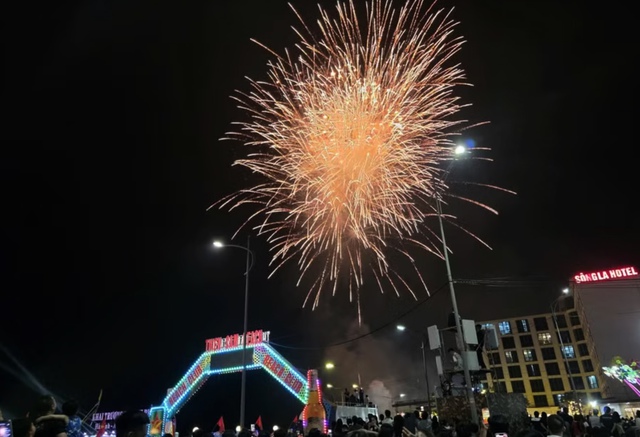 Th&iacute;ch th&uacute; tiết mục d&acirc;n ca V&iacute; Giặm của ch&agrave;ng t&acirc;y trong đ&ecirc;m khai trương du lịch biển H&agrave; Tĩnh- Ảnh 4.