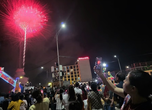 Th&iacute;ch th&uacute; tiết mục d&acirc;n ca V&iacute; Giặm của ch&agrave;ng t&acirc;y trong đ&ecirc;m khai trương du lịch biển H&agrave; Tĩnh- Ảnh 5.