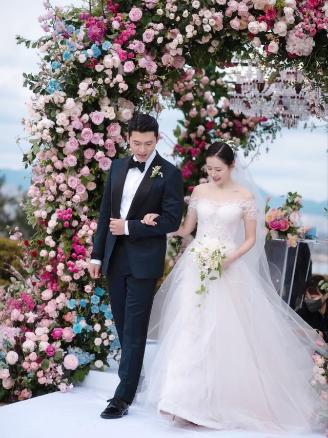 "Mẹ một con" Son Ye Jin khoe v&ograve;ng eo con kiến ở tuổi U50 - Ảnh 3.