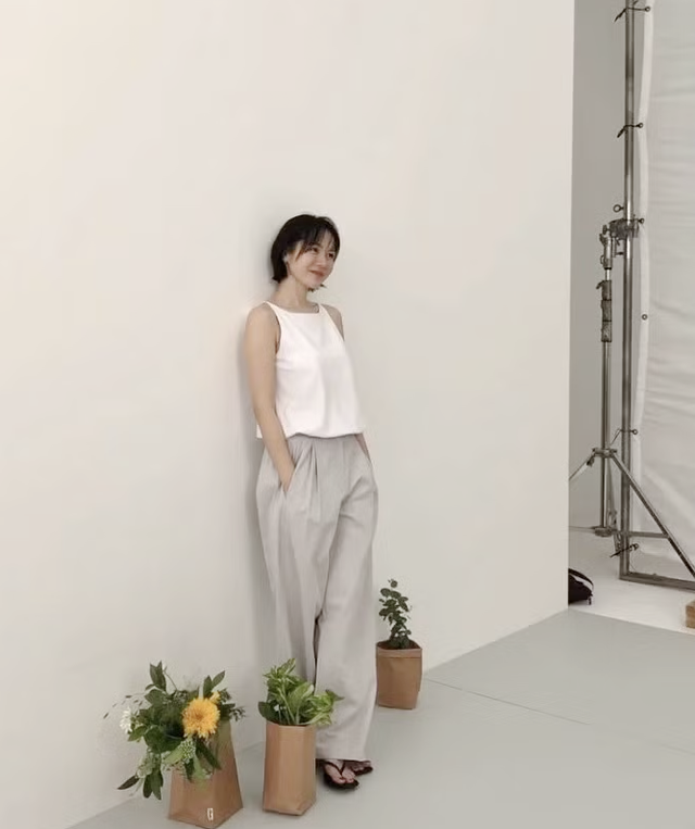 "Mẹ một con" Son Ye Jin khoe v&ograve;ng eo con kiến ở tuổi U50 - Ảnh 4.