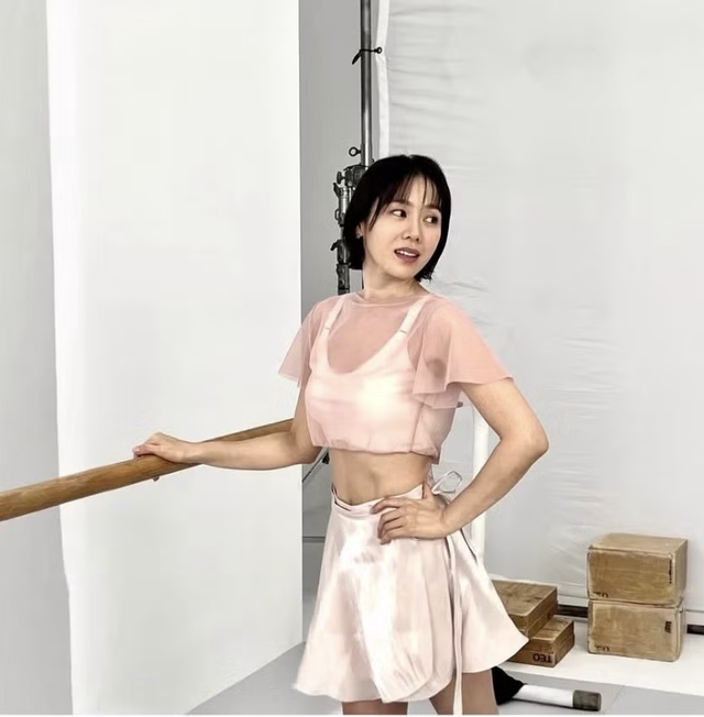 "Mẹ một con" Son Ye Jin khoe v&ograve;ng eo con kiến ở tuổi U50 - Ảnh 1.