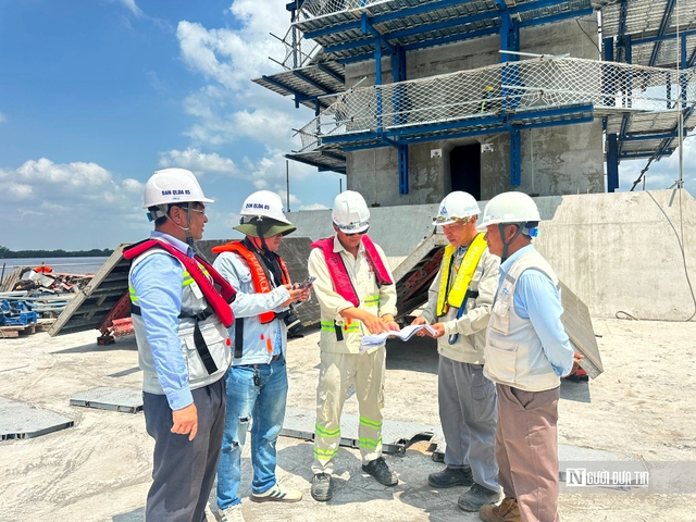 Chạy nước r&uacute;t thi c&ocirc;ng cầu Đại Ng&atilde;i kịp lễ 30/4 - Ảnh 4.