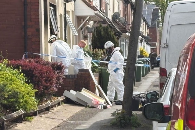 2 b&eacute; trai tử vong trong vụ ch&aacute;y nh&agrave;, người phụ nữ bị bắt - Ảnh 1.