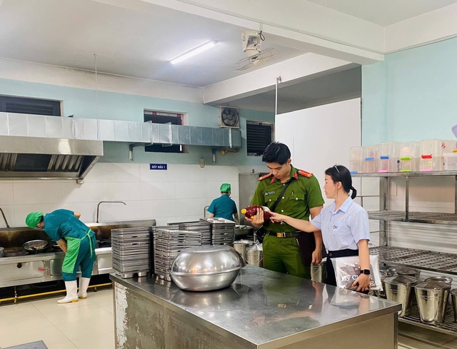 Huế kiểm tra đột xuất an to&agrave;n thực phẩm tại c&aacute;c bếp ăn của nhiều trường học- Ảnh 1.