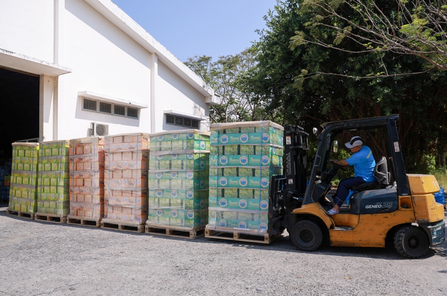 Sanna Kh&aacute;nh H&ograve;a lần đầu xuất khẩu gần 4.000 th&ugrave;ng nước giải kh&aacute;t sang thị trường Hoa Kỳ - Ảnh 3.