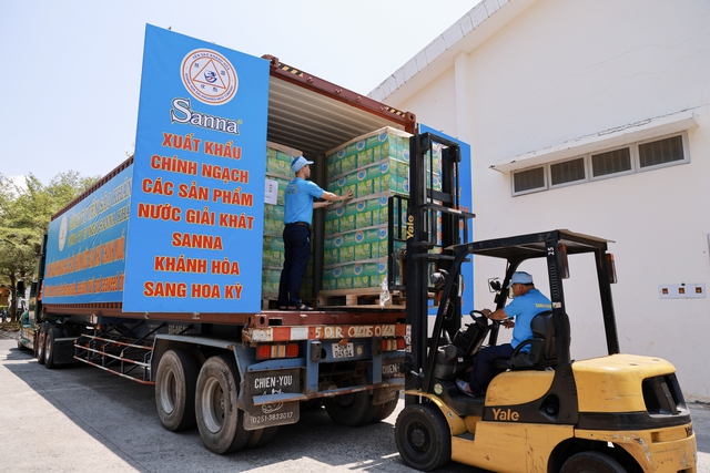 Sanna Kh&aacute;nh H&ograve;a lần đầu xuất khẩu gần 4.000 th&ugrave;ng nước giải kh&aacute;t sang thị trường Hoa Kỳ - Ảnh 7.