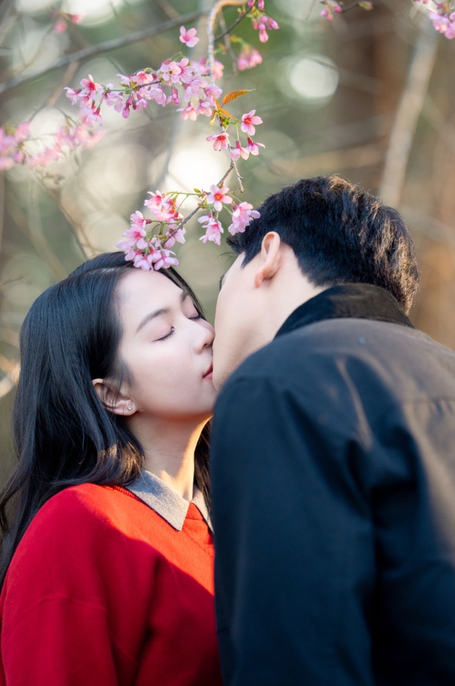 "Cặp đ&ocirc;i ti&ecirc;n đồng ngọc nữ của m&agrave;n ảnh Việt", c&oacute; nụ h&ocirc;n l&atilde;ng mạn trong khung cảnh tuyệt đẹp - Ảnh 4.